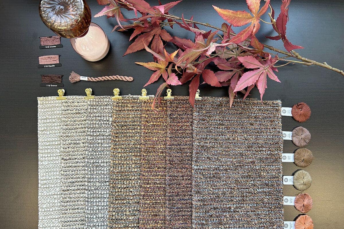 Rotes Textil als gestalterischer Akzent - Detail aus einer Objektkollektion