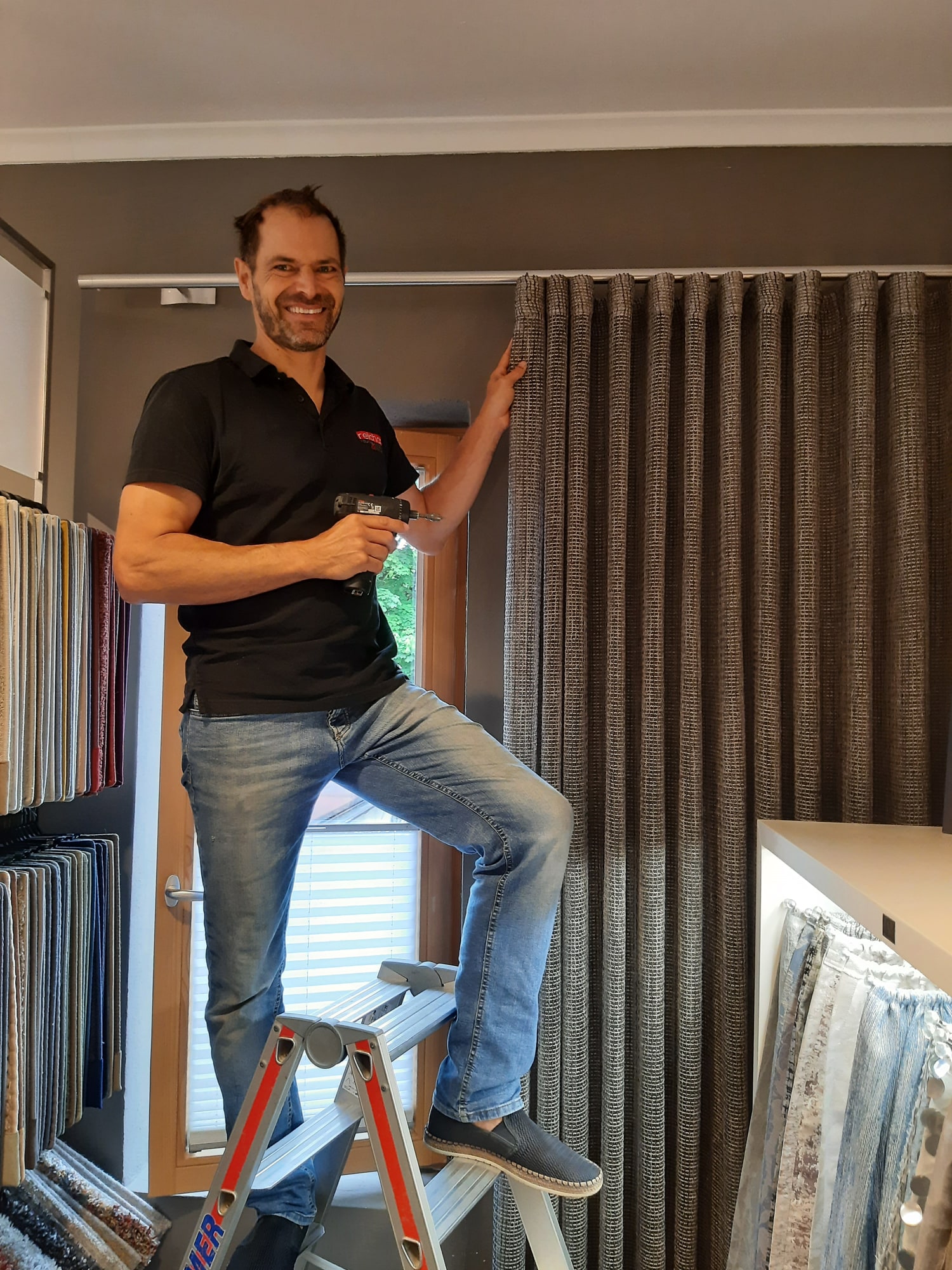 Wolfgang Reichart bei der Montage eines Plissees im Showroom