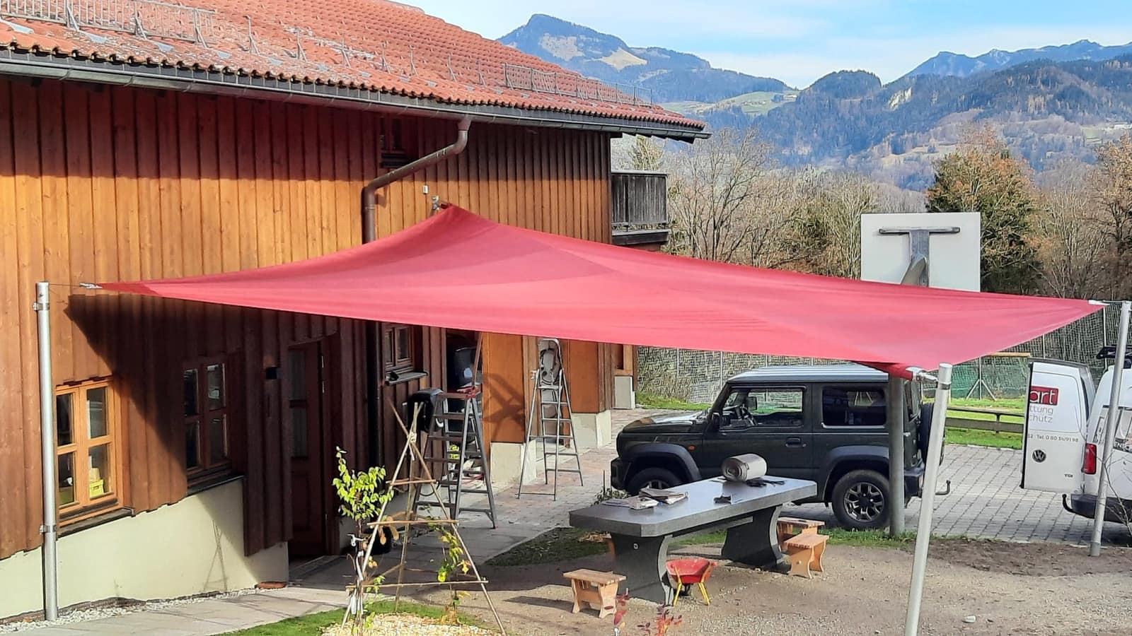 Sonnensegel über Hofterrasse