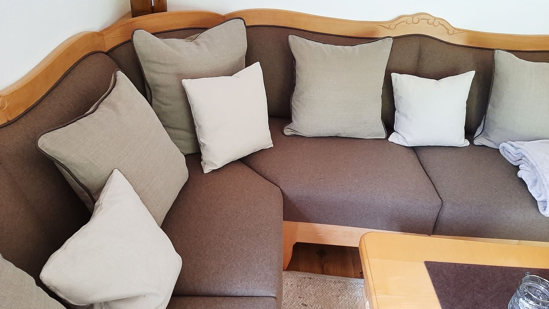Loden & Leder für die Sitzecke