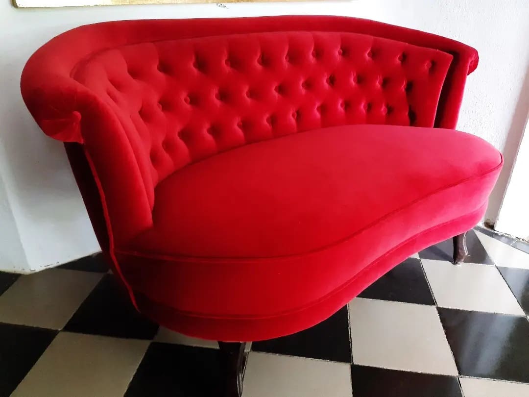 Rotes Sofa neu gepolstert
