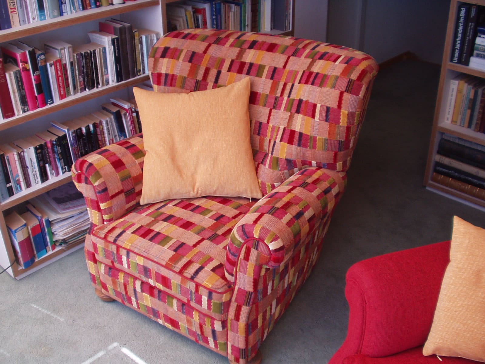 Sessel mit buntem Webstoff