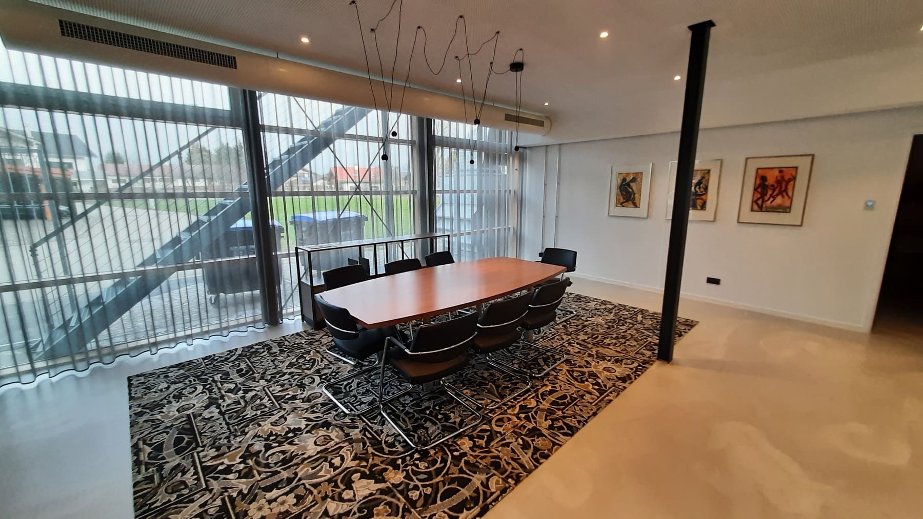 Trauungszimmer mit gemustertem Teppich und Vorhängen, Neubeuern