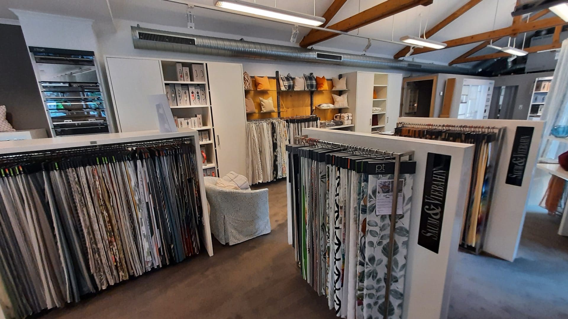 Stoffmuster und Kollektionsbücher im Showroom